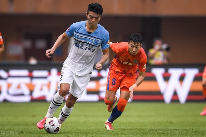 里程碑夜！成都蓉城回应争议，英超清晨刷纪录，悬念犹存，控场能力受关注(中超成都蓉城最新消息)